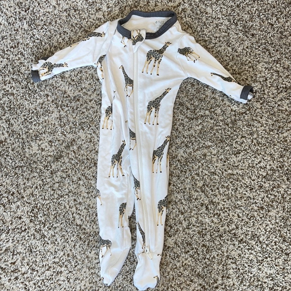 Like new Kyte baby printed zippered footie giraffe size newborn